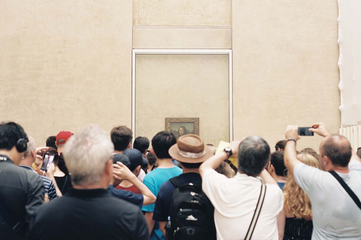 mona lisa crowds in paris