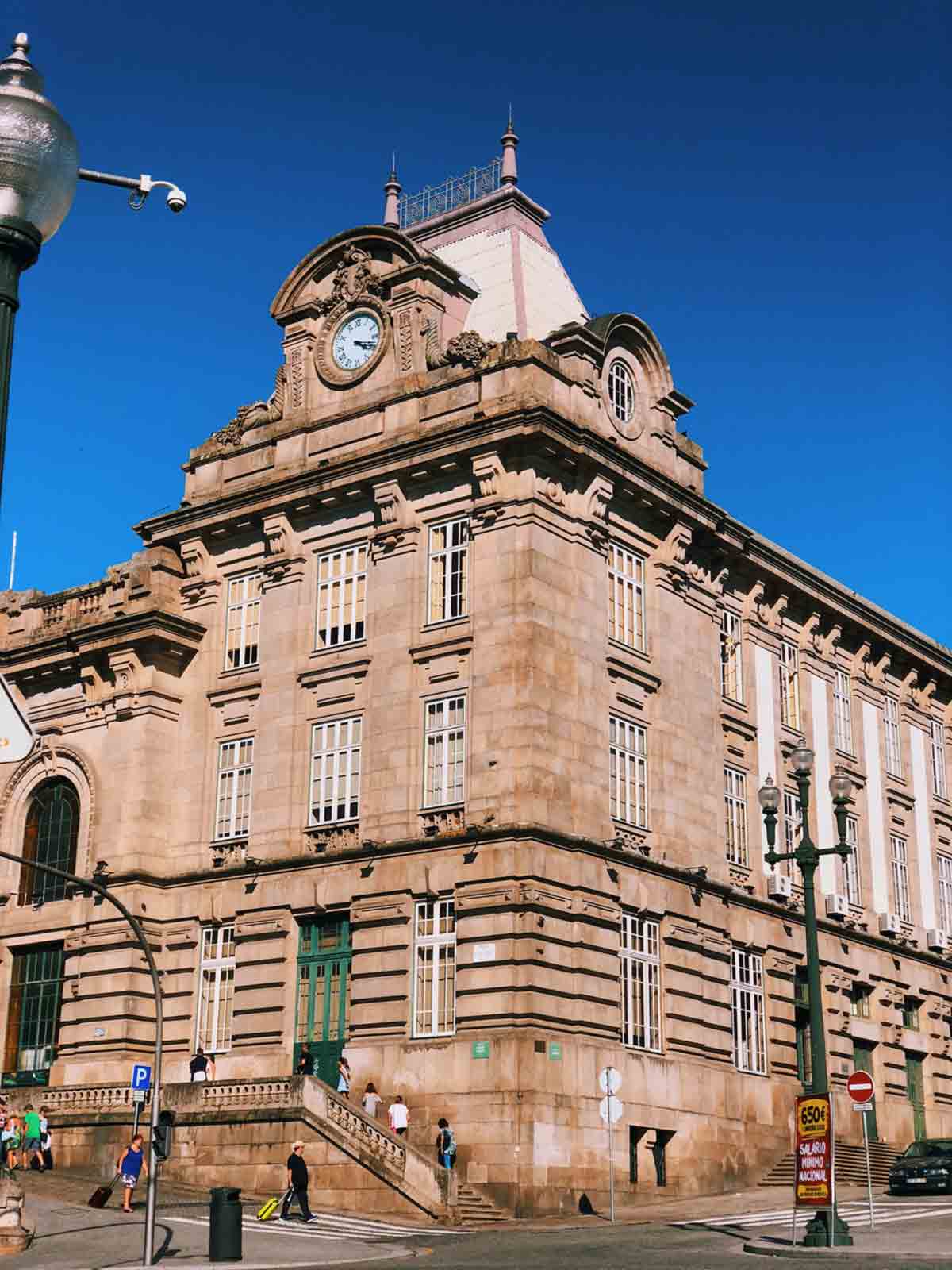 The building where São Bento station is located