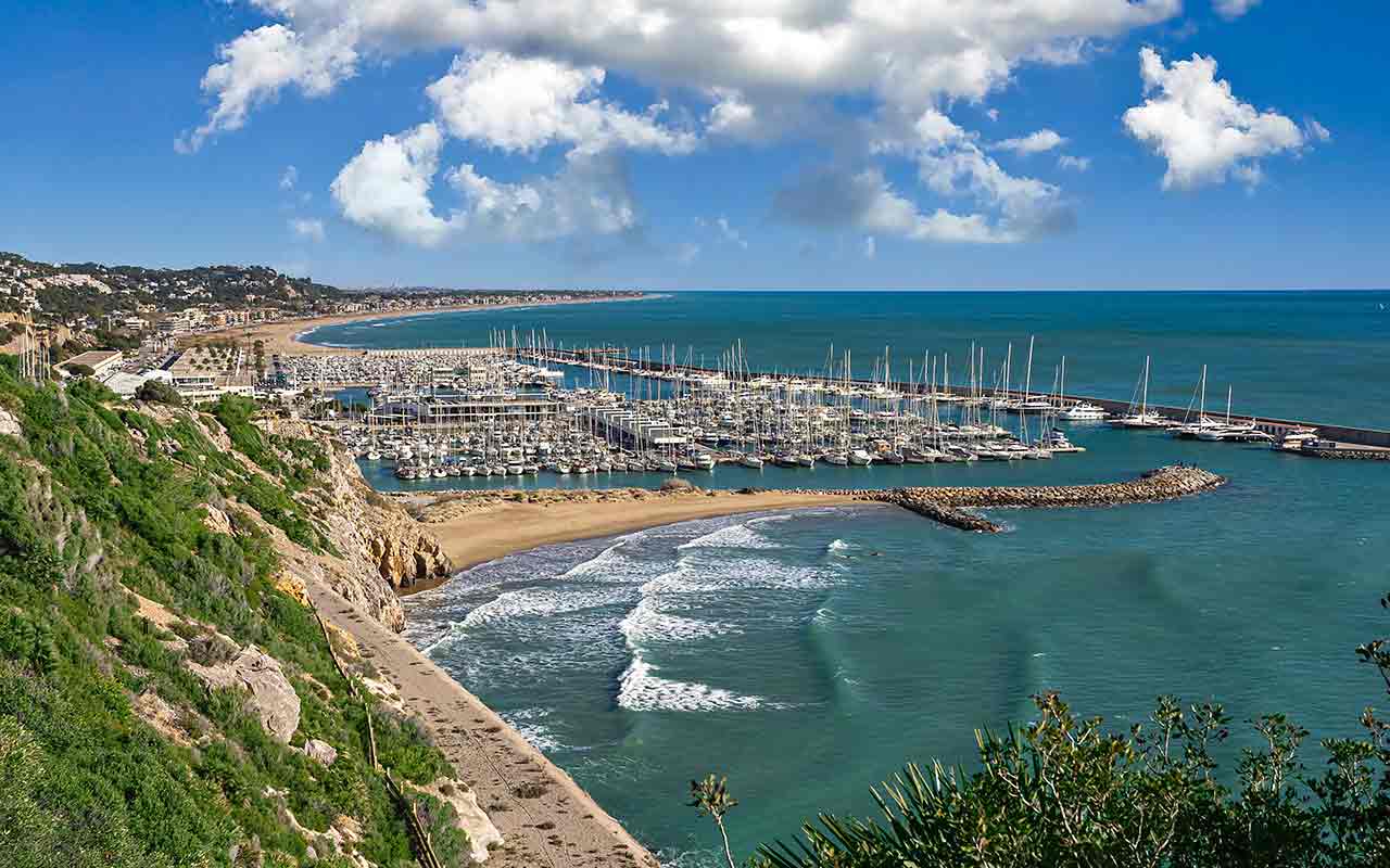 The beautiful and relaxing ambiance of Playa de Castelldefels.