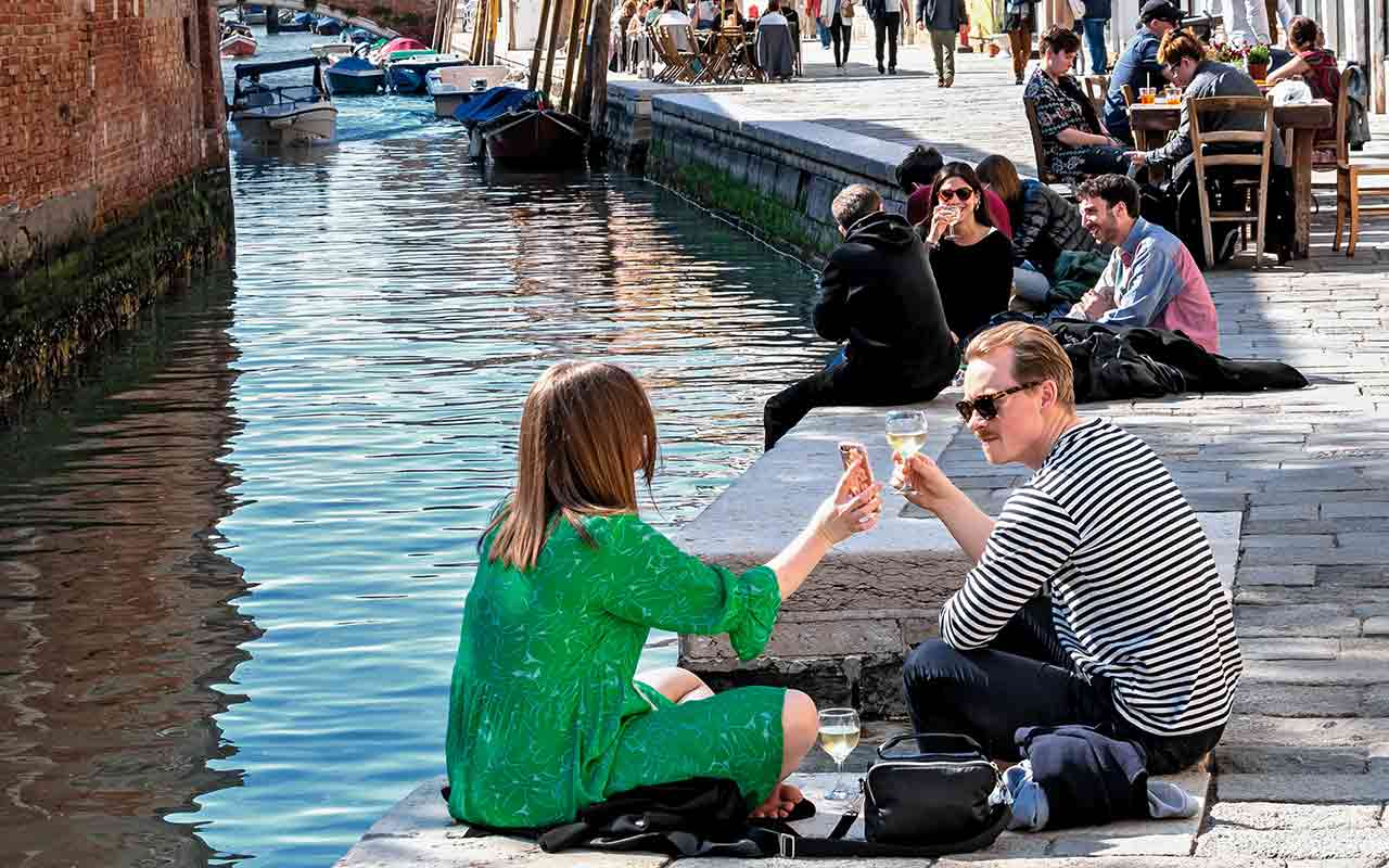 A young couple beside the Cannaregio canal where the Ghetto is located