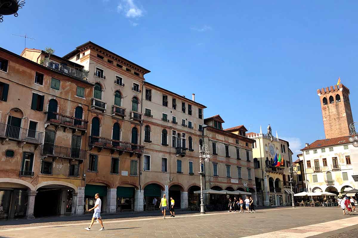 piazza liberta bassano del grappa