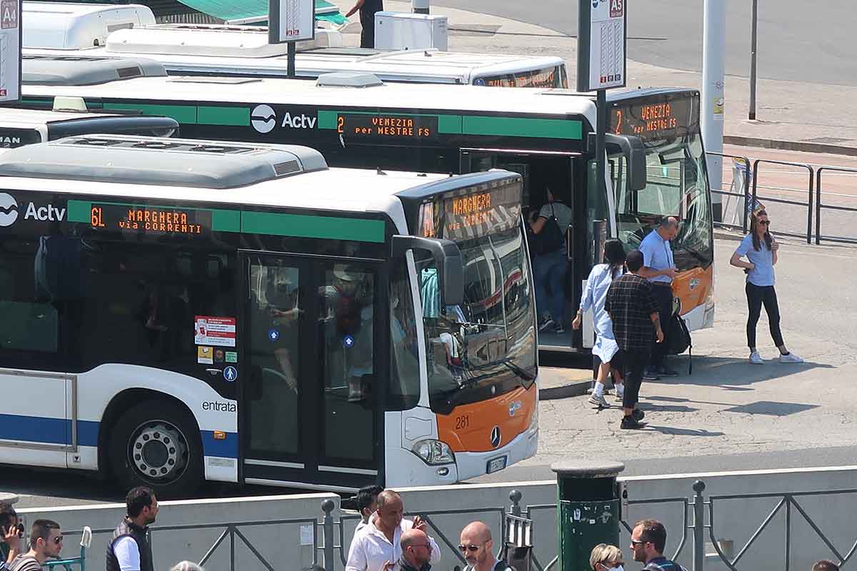 buses in venice italy